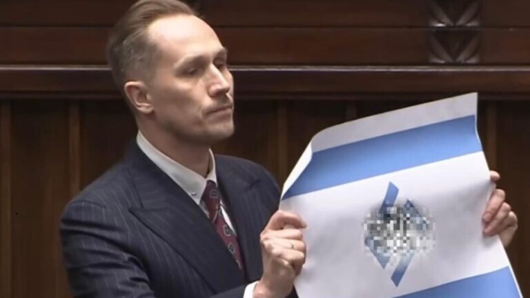Skandal w Sejmie: Poseł Berkowicz pokazuje flagę Izraela ze swastyką.