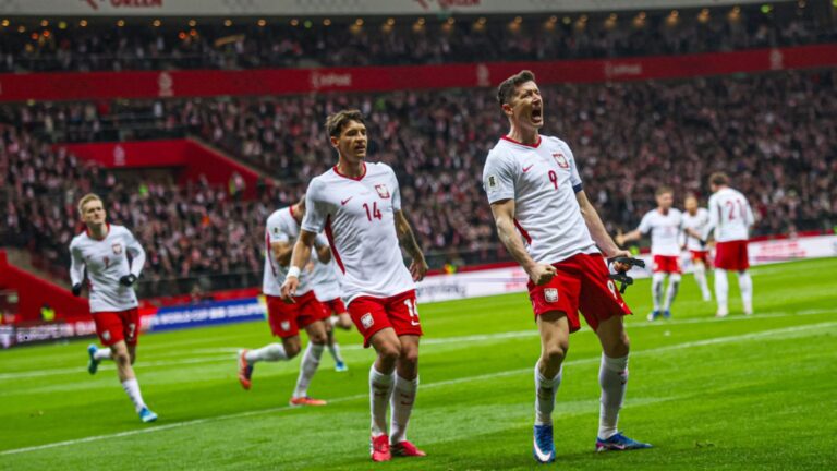 Polska triumfuje na PGE Narodowym. Lewandowski i Zieliński awansują „biało-czerwonych” do finału baraży