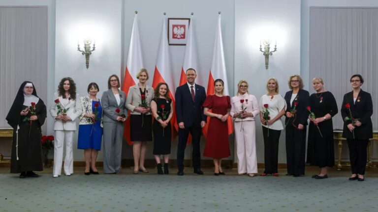 Odznaczenia nadane przez Prezydenta Karola Nawrockiego dla zasłużonych kobiet