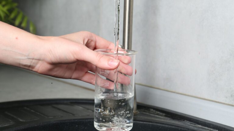 20 tysięcy mieszkańców Olecka bez dostępu do wody. Wodę dowozi wojsko