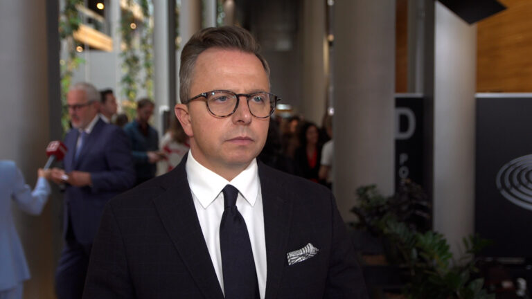 KE zapowiada przegląd przepisów dotyczących zakazu sprzedaży aut spalinowych.