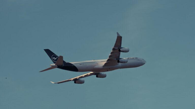 Strajk stewardes Lufthansy paraliżuje ruch lotniczy. Odwołane setki rejsów