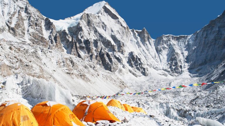 Trwa dramat turystów na Mount Everest