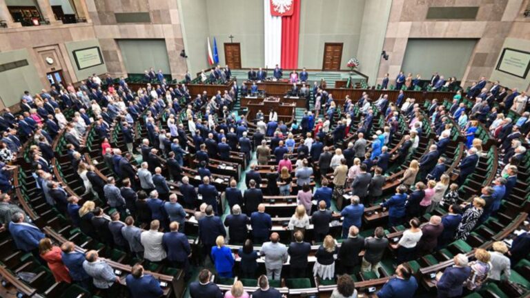 najnowszy-sondaz-kto-utrzyma-a-kto-straci-miejsce-w-lawach-sejmowych