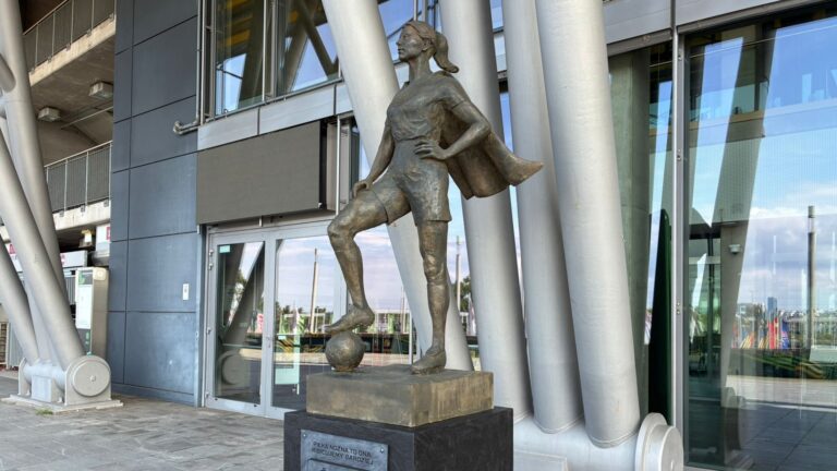 powstal-pomnik-pilki-kobiecej